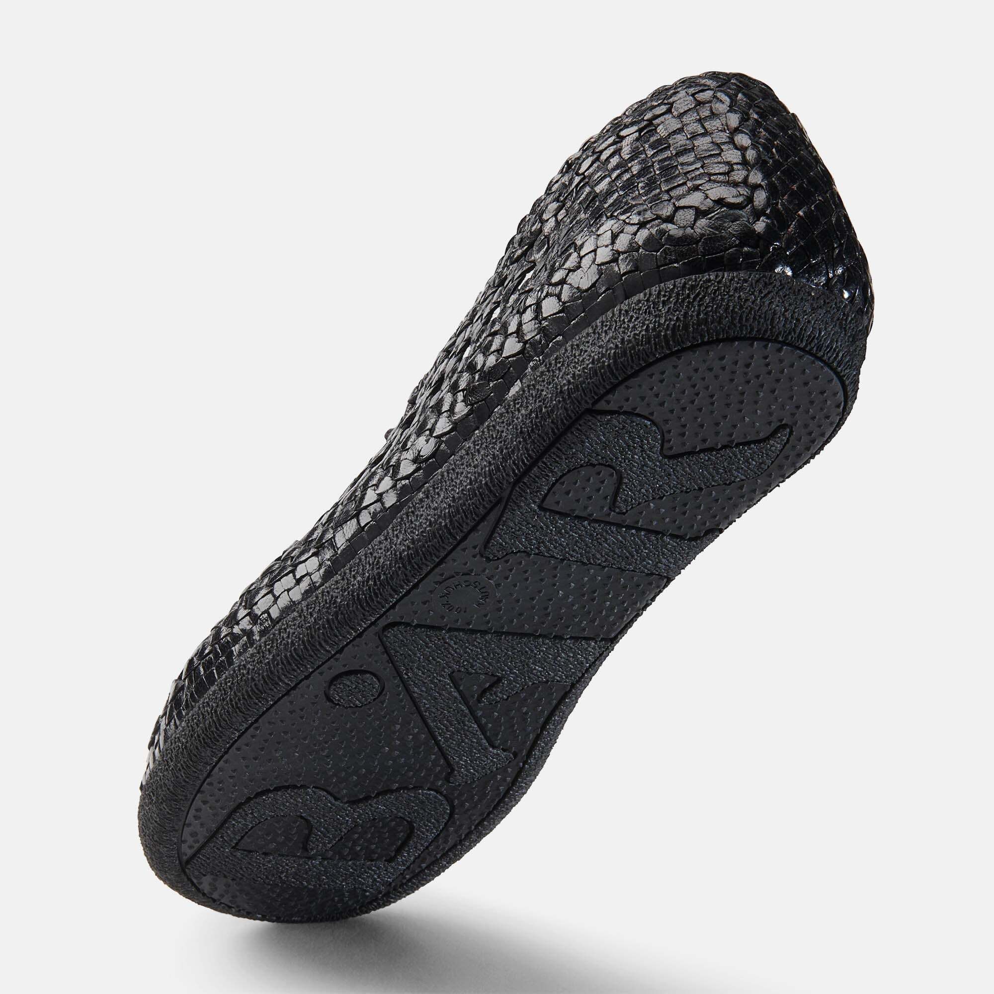 Paar schwarzer Schnürschuhe mit Lochmuster, von vorne.