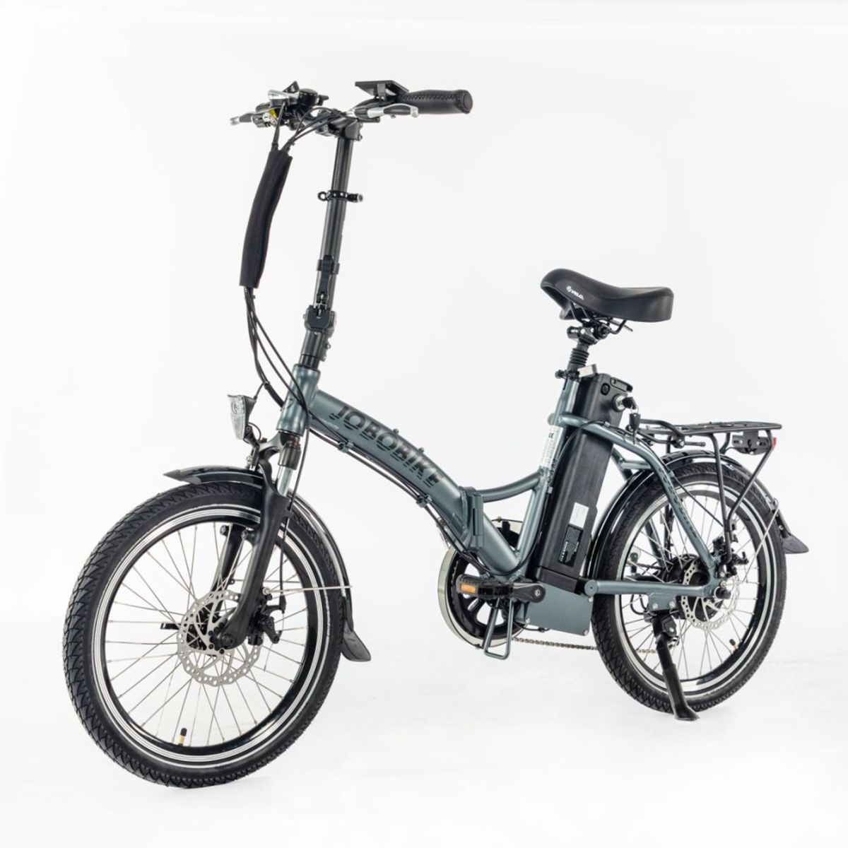 Graues E-Bike JOBOBIKE SAM mit schwarzem Sattel, Schutzblechen und Gepäckträger. Akku am Rahmen.