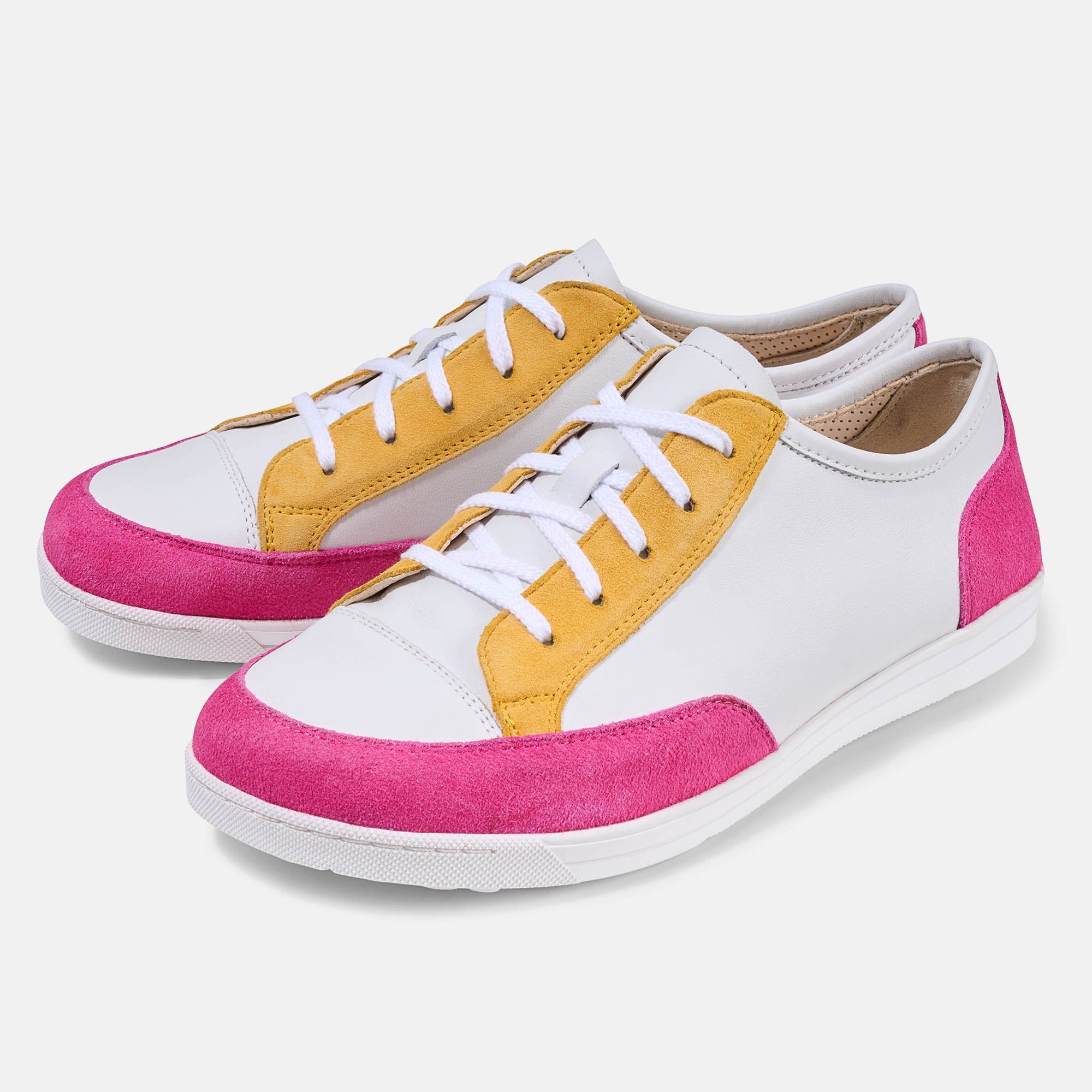 Weiße Schnürschuhe mit pinkfarbenen und gelben Akzenten. Breite Passform. Zwei Schuhe nebeneinander.