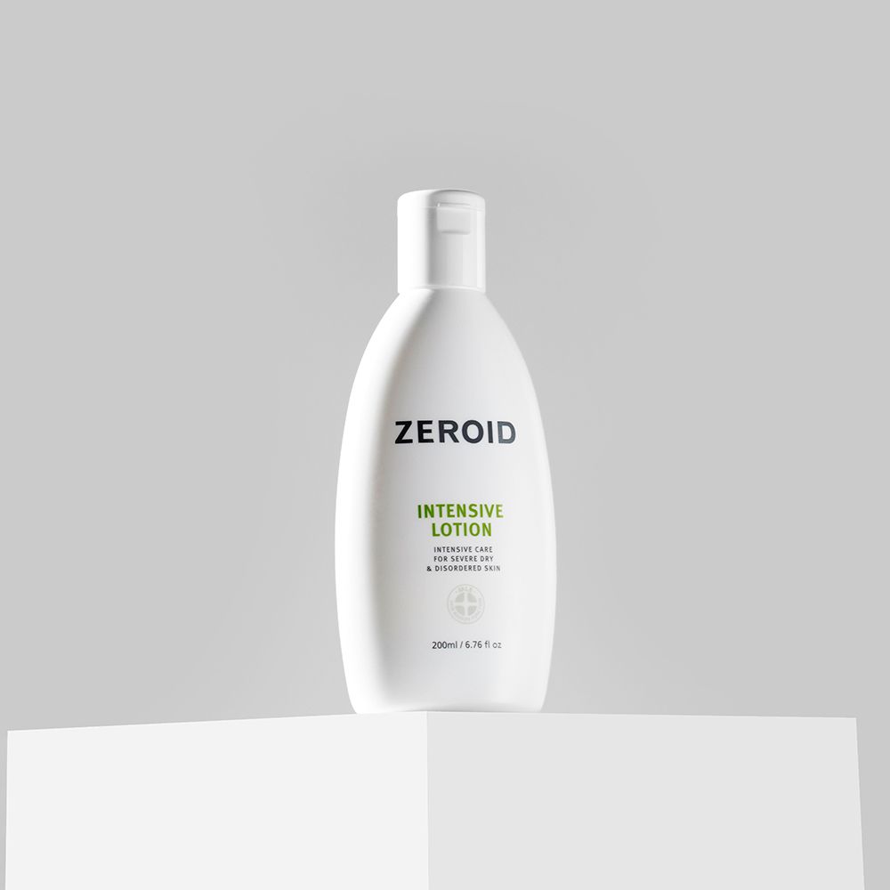 ZEROID Intensive Lotion Flasche auf weißem Podest. Text: Intensive Lotion, 200ml/6.76 fl oz. Für trockene und gestörte Haut.