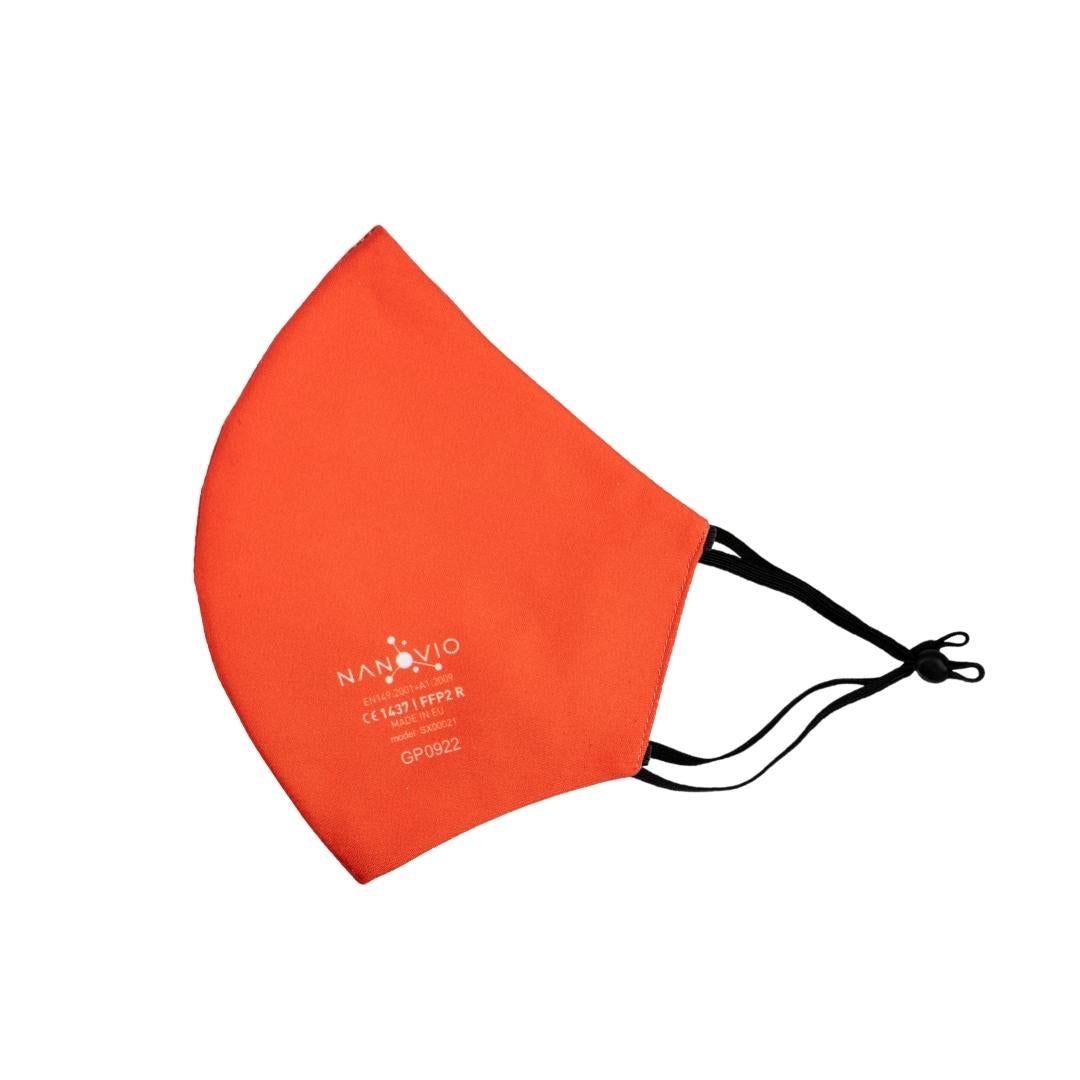 Orange Maske mit schwarzen Ohrschlaufen. Zeigt das Nanovio-Logo und Zertifizierungen. FFP2 R-zertifiziert.