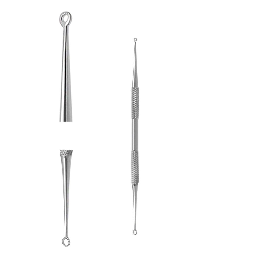 Doppelseitiger Mitesserentferner aus Metall. Ein Ende mit Schlaufe, das andere spitz oder mit Riffelung. Auf weißem Hintergrund.