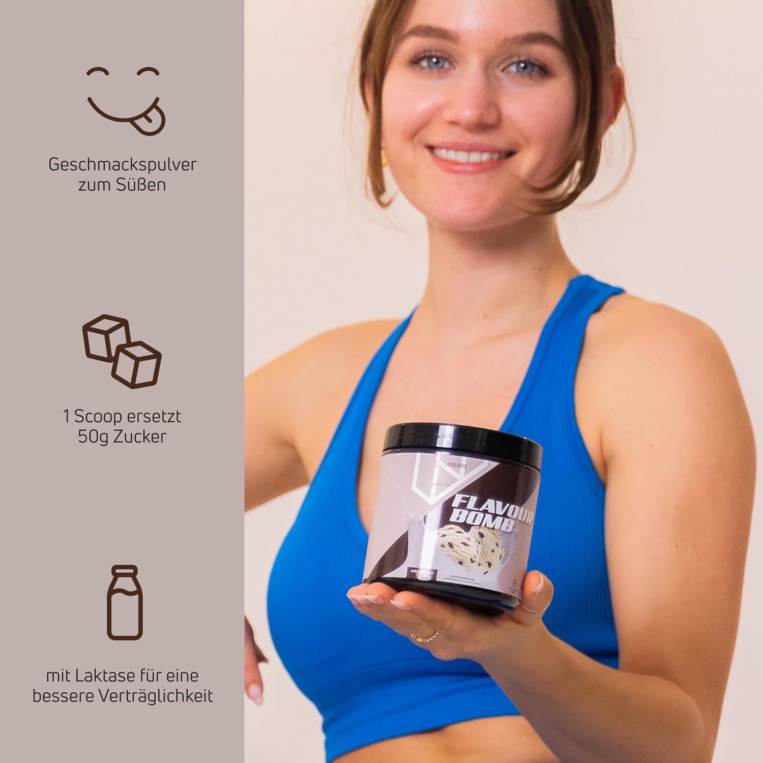 Frau hält Dose mit Produkt. Aufschrift: FLAVOUR BOMB. Daneben Icons und Text: Geschmackspulver, 1 Scoop ersetzt 50g Zucker, mit Laktase.