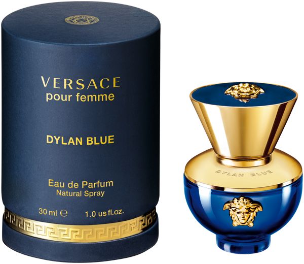 Blauer Flakon und Verpackung. Goldfarbenes Medusa-Logo. Aufschrift Dylan Blue und Versace.