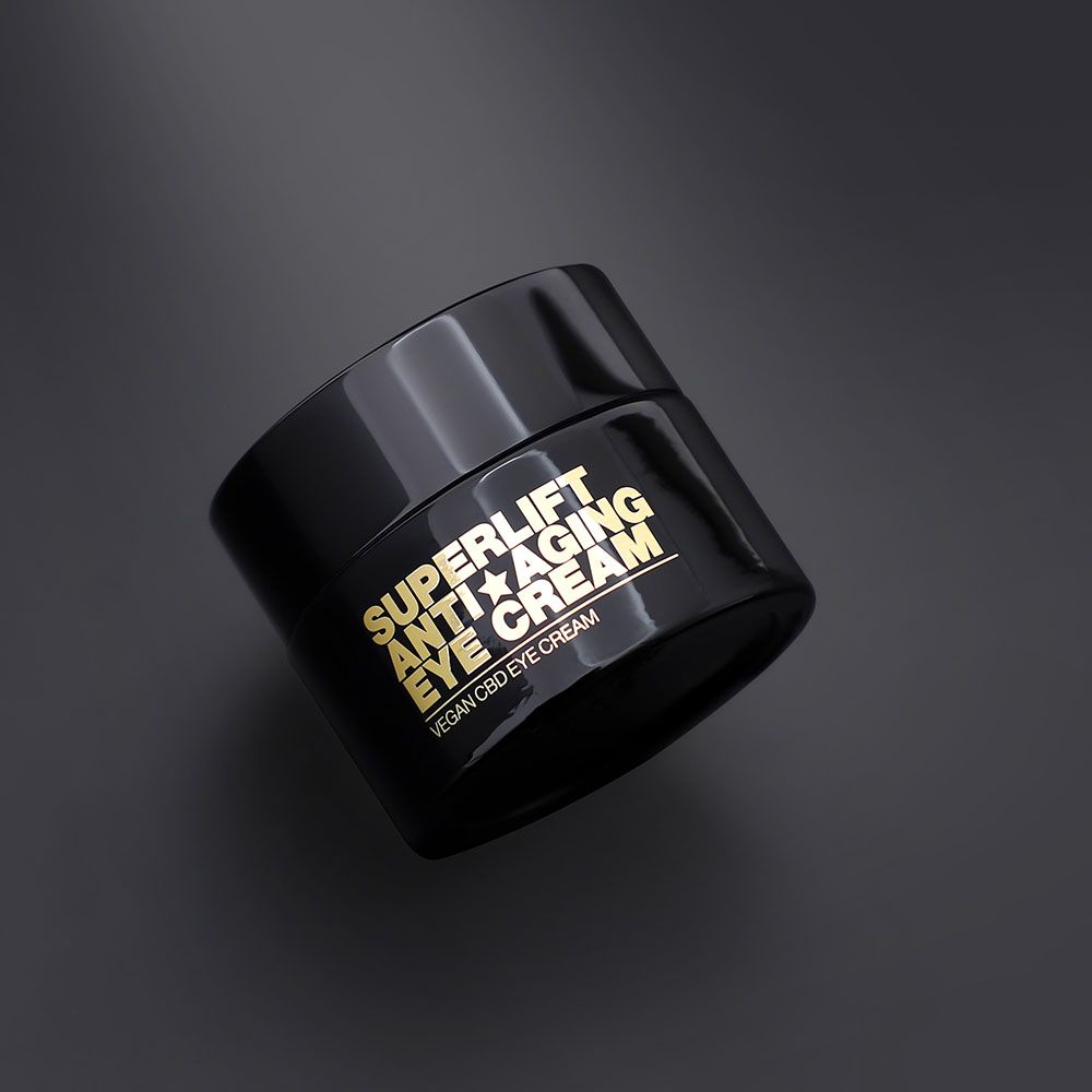 Schwarzer Tiegel mit goldfarbenem Aufdruck: Superlift Anti-Aging Eye Cream. Vegan CBD Eye Cream.