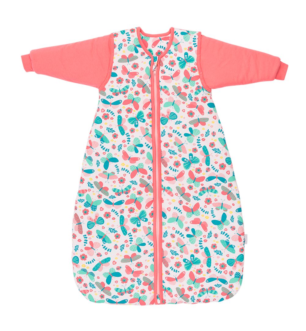 Baby-Schlafsack mit rosa Ärmeln und Reißverschluss. Weißer Stoff mit bunten Schmetterlingen und Blumen bedruckt.