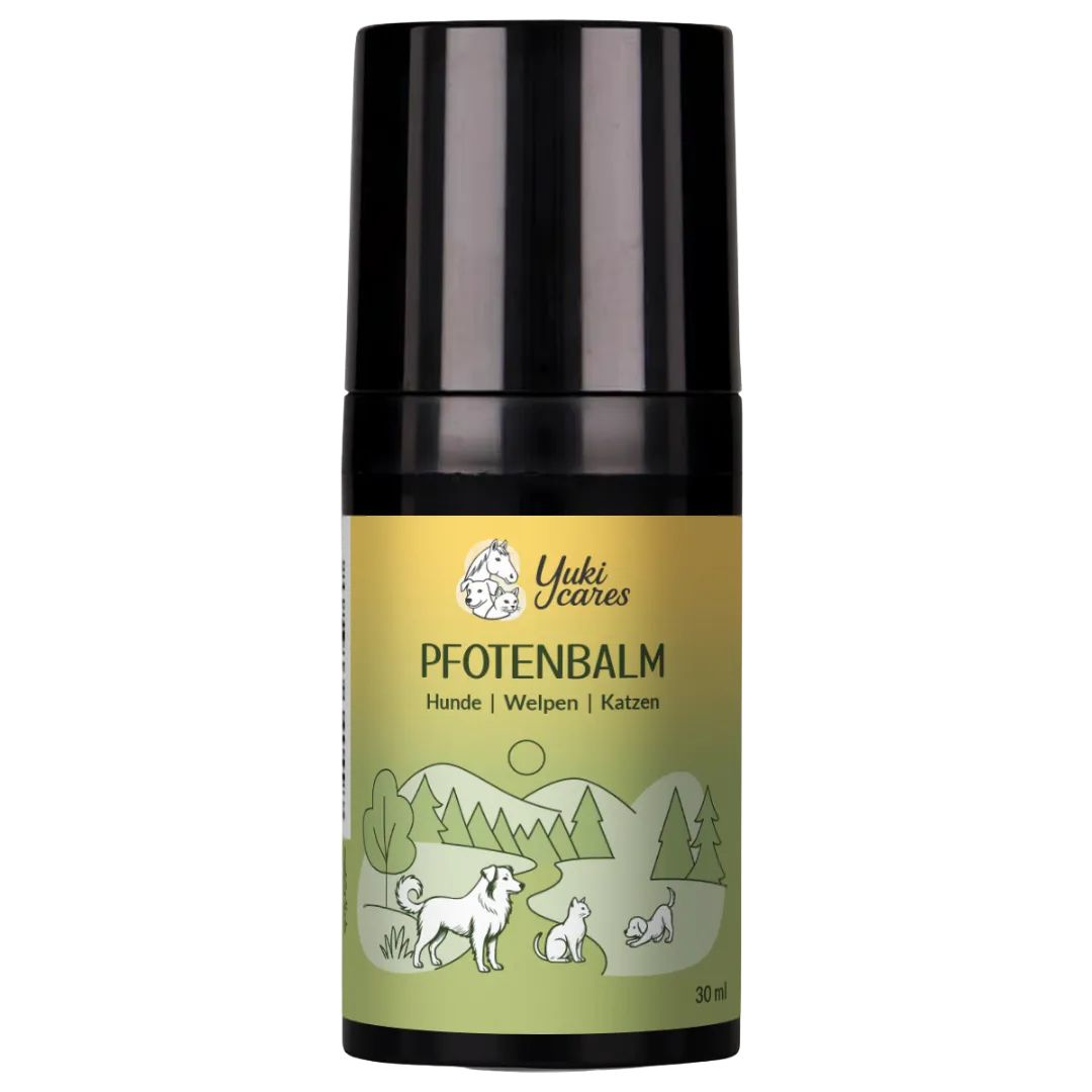 Schwarze Dose mit gelb-grünem Etikett. Text: Pfotenbalm. Logo Yuki cares. Illustrationen von Hunden. Text: 30ml.