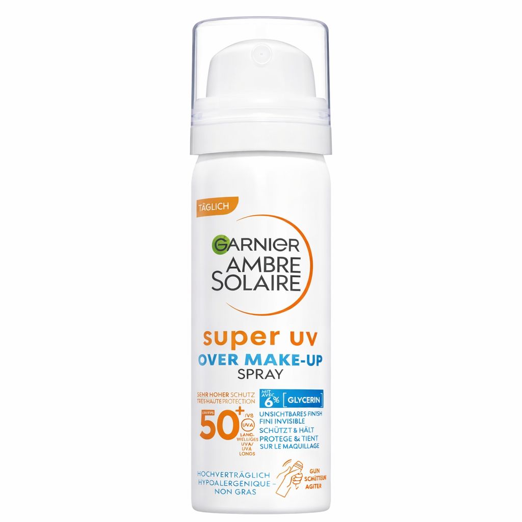 Weißes Spray mit Sprühkopf. Aufschrift: Garnier Ambre Solaire Super UV Over Make-up Spray LSF 50+. Text: Täglich.