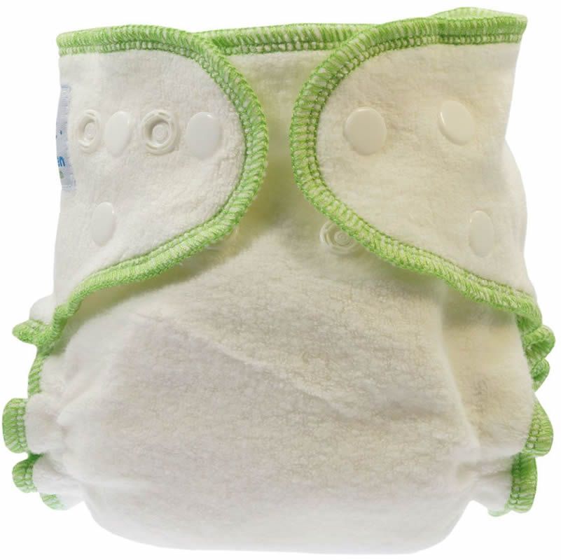 Weiße Stoffwindel mit grünen Nähten und Druckknöpfen. Detailansicht der Vorderseite. Weiches Material.