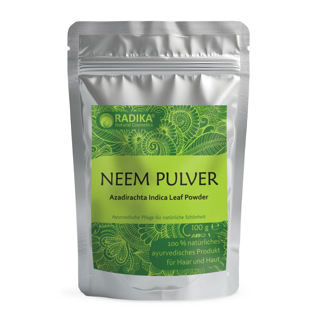 Silberfarbene Beutelverpackung mit grünem Etikett. Aufschrift: Neem Pulver, Azadirachta Indica Leaf Powder. Marke: Radika Natural Cosmetics.