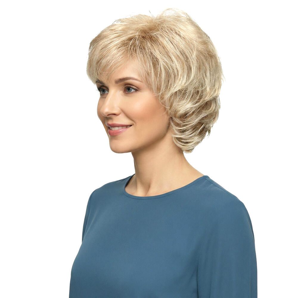 Kurzhaarperücke, blonde Strähnen. Seitenansicht einer Frau mit blauem Oberteil.