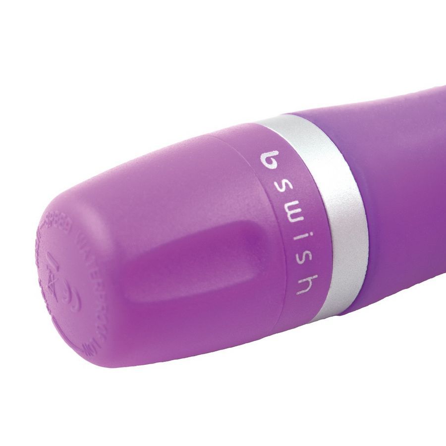 Nahaufnahme des lila Vibrators. Der Schriftzug "b swish" ist auf dem Produkt zu sehen. Silberne Linie.