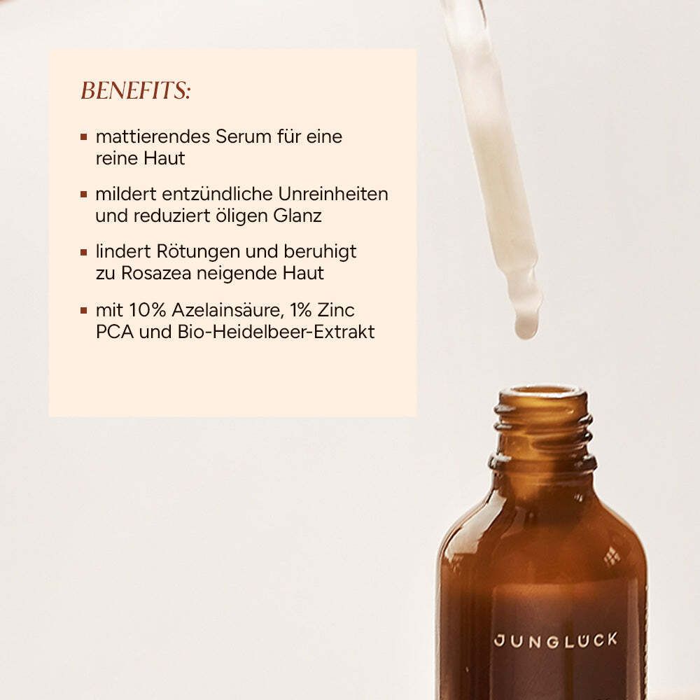 Braune Flasche mit Pipette. Text: mattierendes Serum, reduziert öligen Glanz, lindert Rötungen, mit 10% Azelainsäure, 1% Zink PCA und Bio-Heidelbeer-Extrakt.