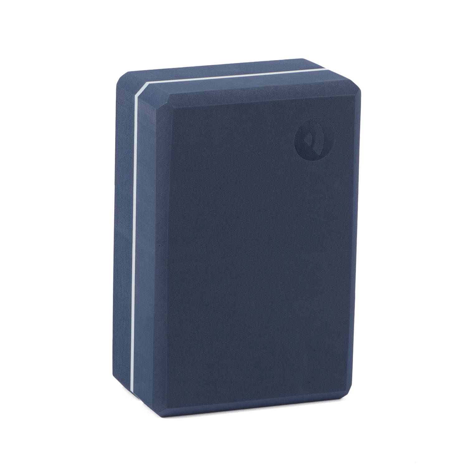 Blauer Yogablock mit weißem Streifen. Rechteckige Form, abgerundete Kanten. Logo auf der Seite.