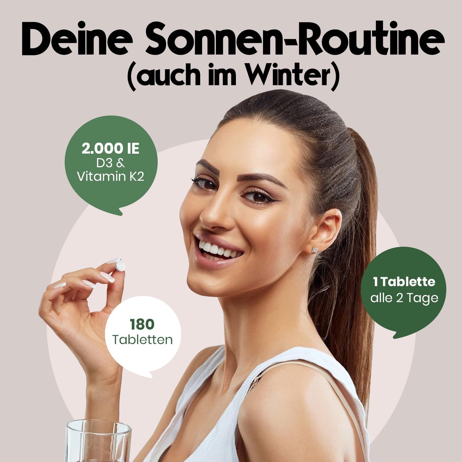 Frau mit Tablette und Glas Wasser. Text: Deine Sonnen-Routine (auch im Winter). Sprechblasen: 2.000 IE D3 & Vitamin K2, 1 Tablette alle 2 Tage, 180 Tabletten.