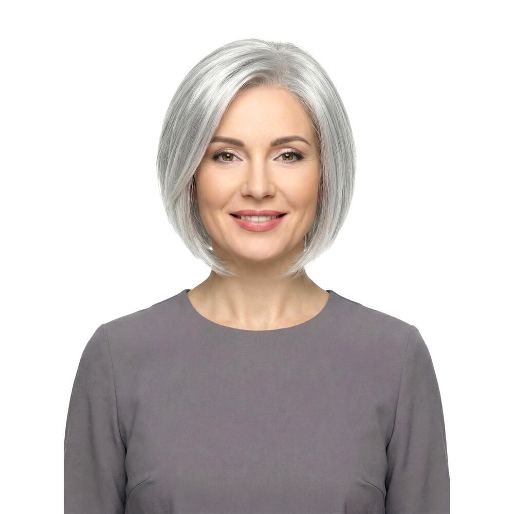 Perücke Mercedes von trendhair: Frontalansicht einer kurzen, gestuften Bob-Perücke in Silberweiß.