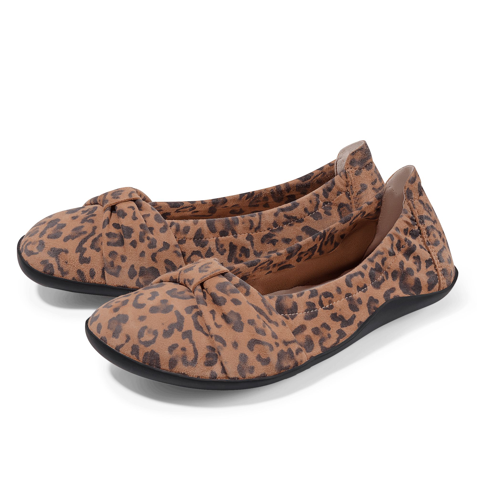 Zwei Ballerinas mit Leopardenmuster. Runde Zehen, Schleife vorne. Schwarze Sohle. Hellbraunes Obermaterial mit dunklen Flecken.