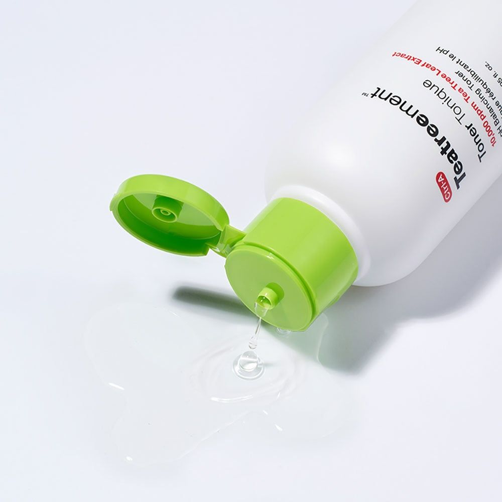 Weiße Flasche mit grünem Deckel, geöffnet. Flüssigkeit tropft heraus. Aufschrift: Ctrl-A Teatreement Toner. Dr.Jart+ Logo.