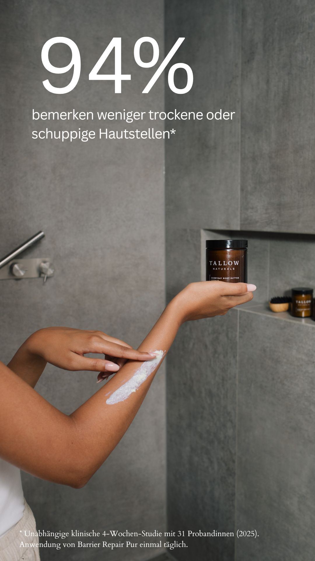 Frau trägt Körperbutter auf den Arm auf. Braune Dose mit schwarzem Deckel. Aufschrift: TALLOW NATURALS, EVERYDAY BODY BUTTER CITRUS. Text: 94%.