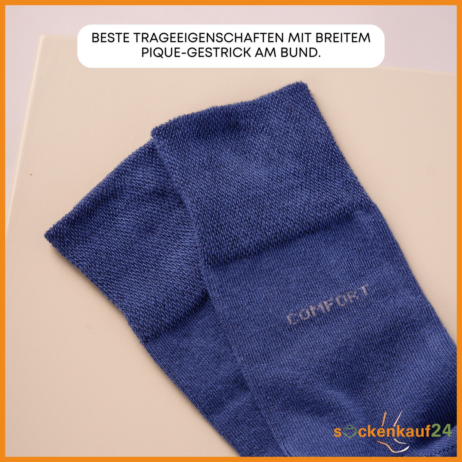 Nahaufnahme von blauem Sockenbund. Aufschrift "COMFORT". Text: Beste Trageeigenschaften mit breitem Pique-Gestrick am Bund.