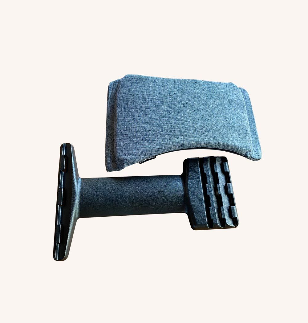 Graues Polster und schwarzer Träger des Rückenstreckers, separat.