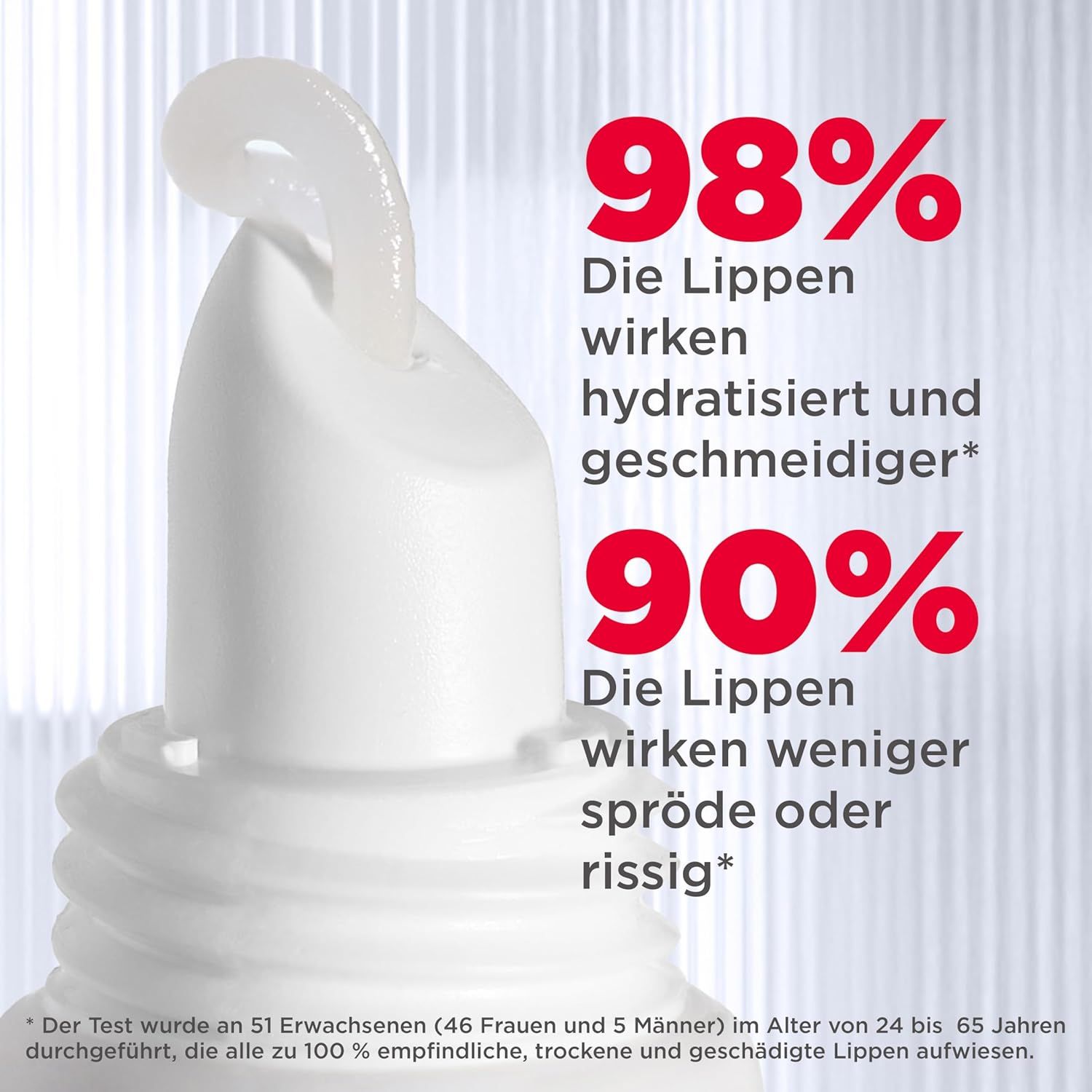 Nahaufnahme des Produkts. 98% der Lippen wirken hydratisiert und geschmeidiger. 90% der Lippen wirken weniger spröde oder rissig.