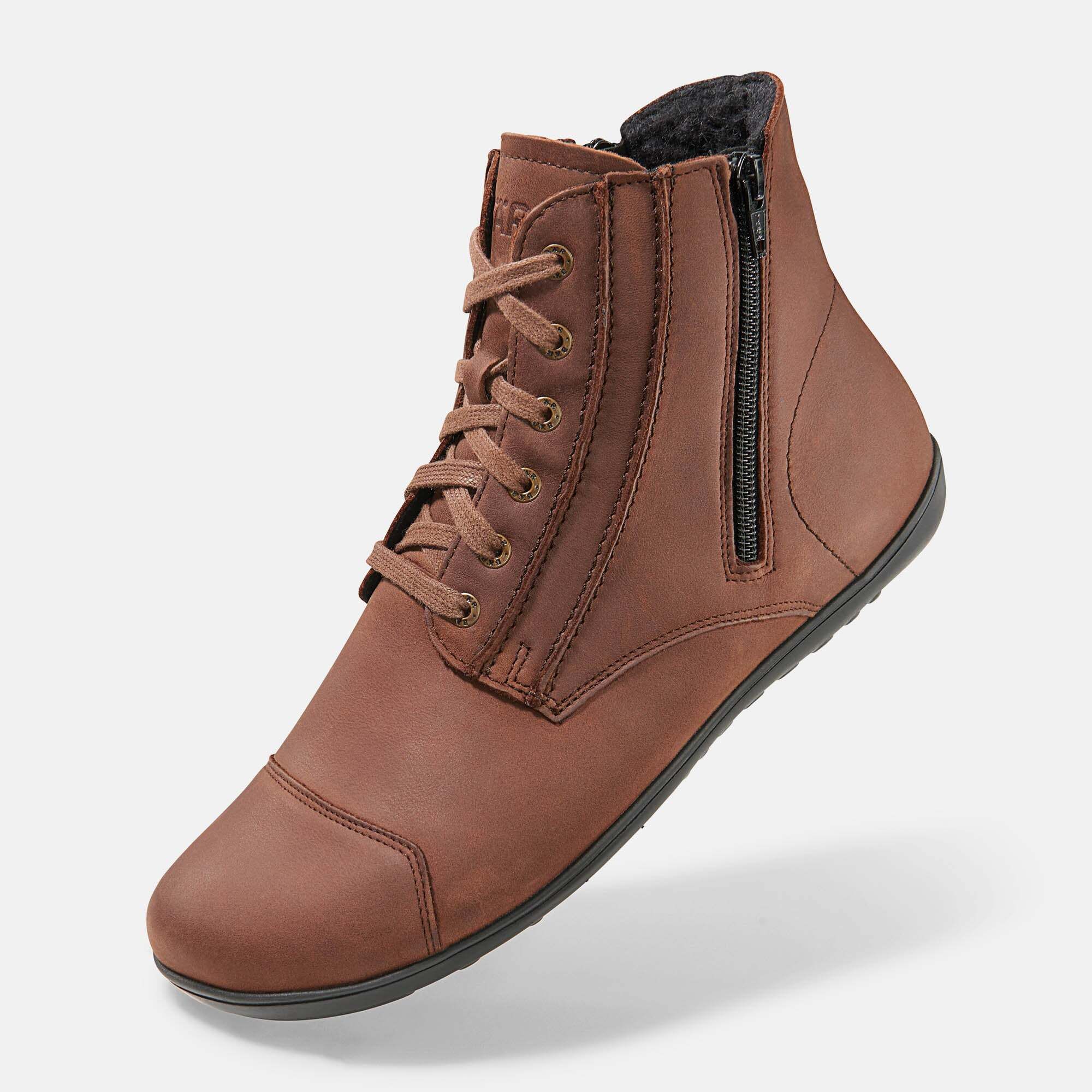 Braune Lederstiefelette für Herren, schräg von vorne mit Schnürung und Reißverschluss.