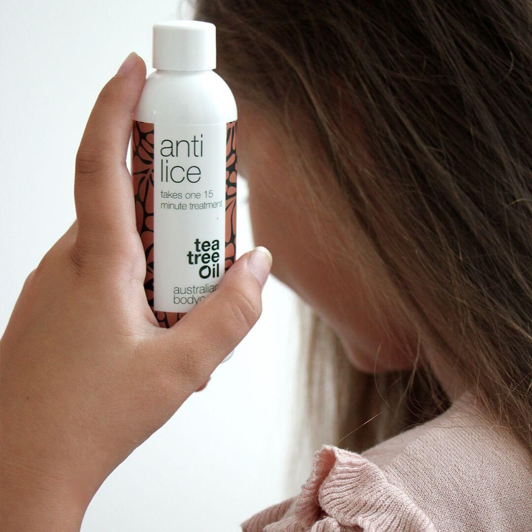 Kleine witte fles. Opschrift: anti lice, tea tree oil, australian bodycare.