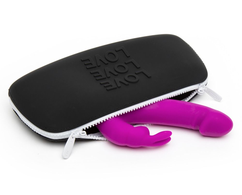 Lila Vibrator in schwarzer Tasche mit "LOVE" Prägung.