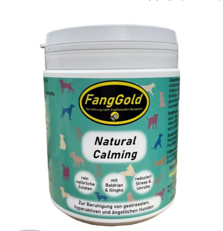 Zylinderförmige Dose mit weißem Deckel. Aufschrift: FangGold Natural Calming. Enthält Baldrian & Gingko. Reduziert Stress & Unruhe. Für Hunde.