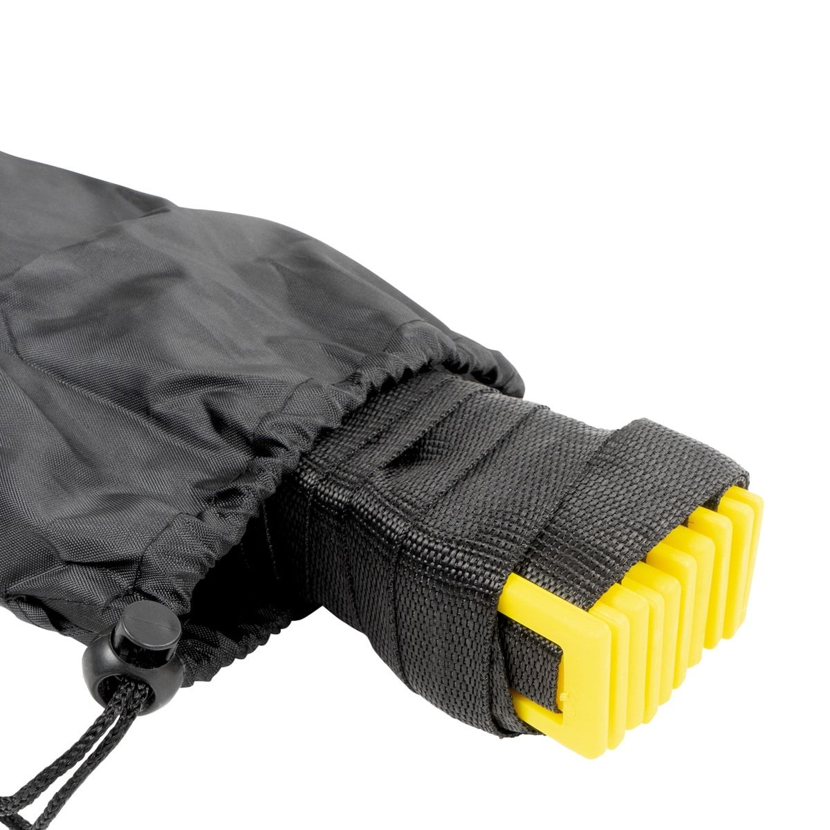 Schwarze Tasche mit Kordelzug. Gelbe Sprossenleiter teilweise sichtbar. Schwarzes Material.