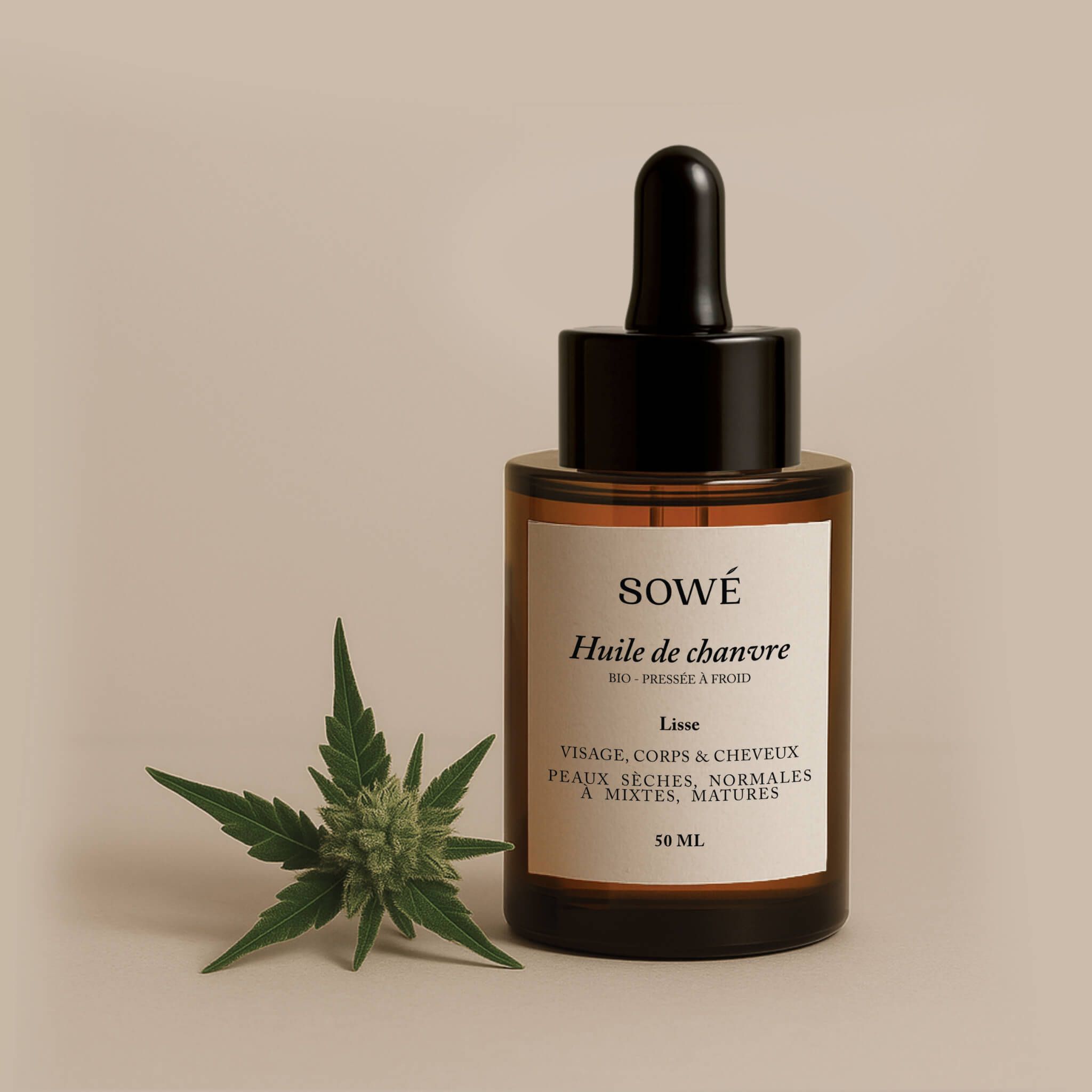 Braune Glasflasche mit Pipette und Hanfblatt. Etikett mit Text: SOWÉ, Huile de chanvre, Lisse, 50 ml.