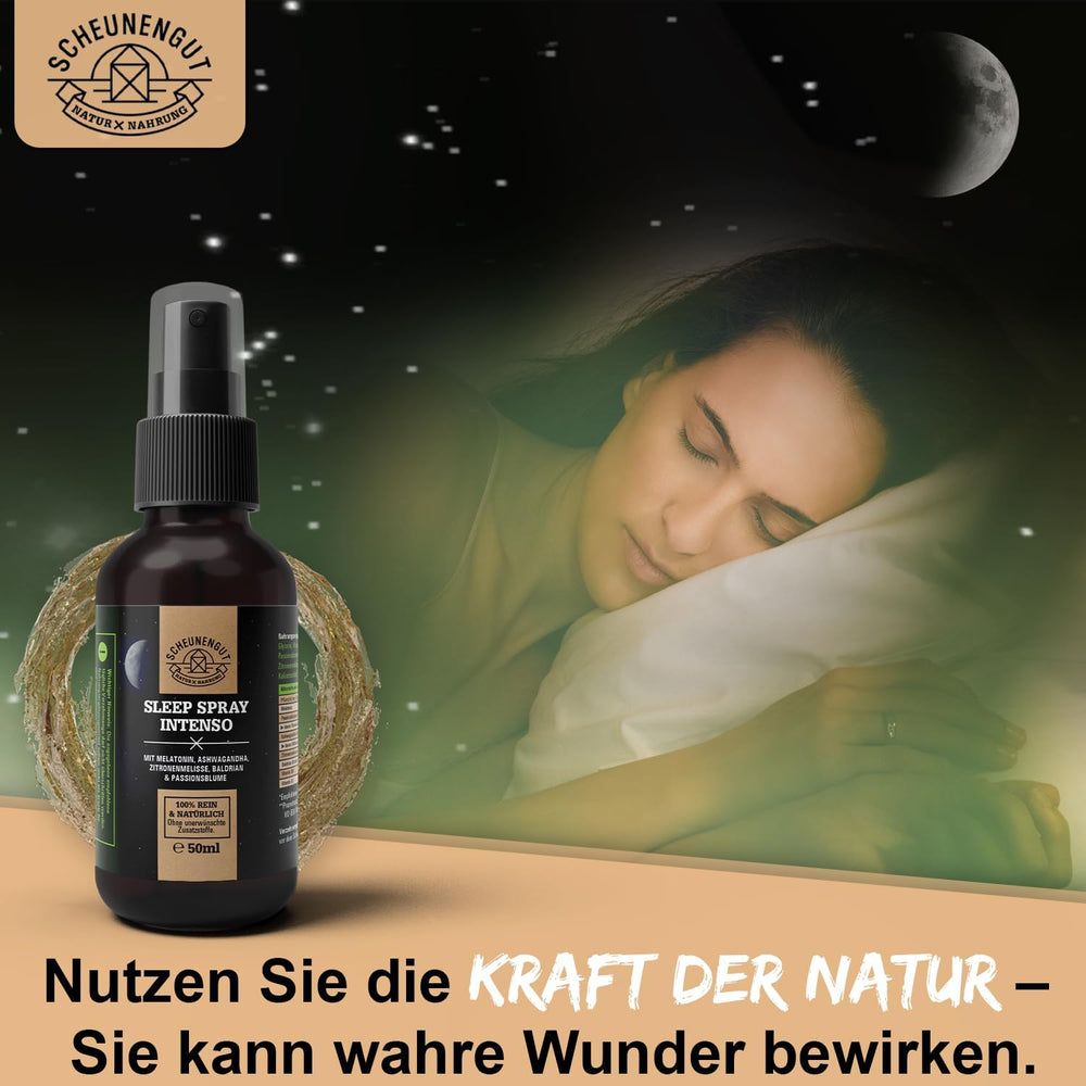 Eine schlafende Frau neben einer braunen Sprühflasche mit Melatonin-Spray. Text über die Kraft der Natur.