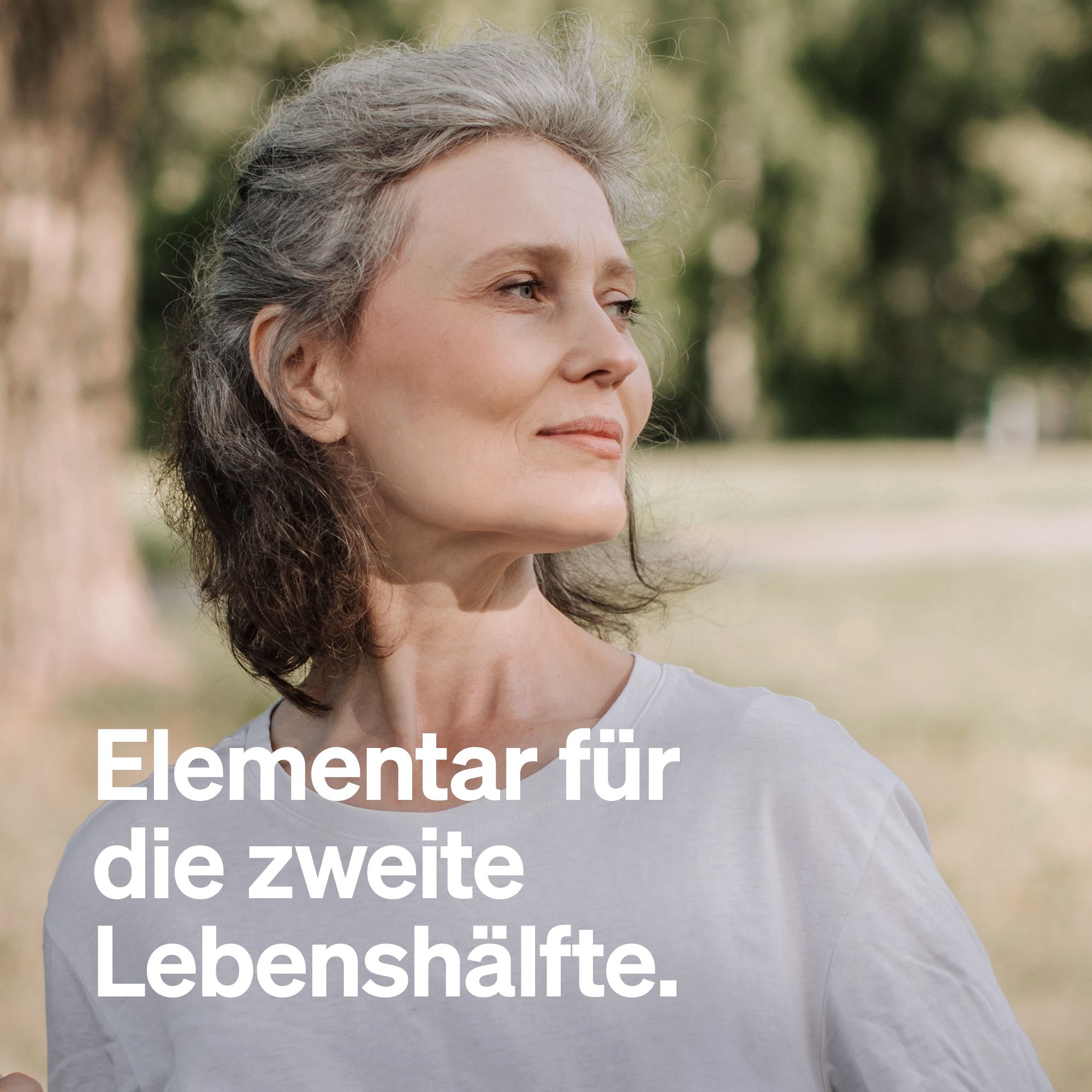 Ältere Frau im Park. Text: Elementar für die zweite Lebenshälfte.