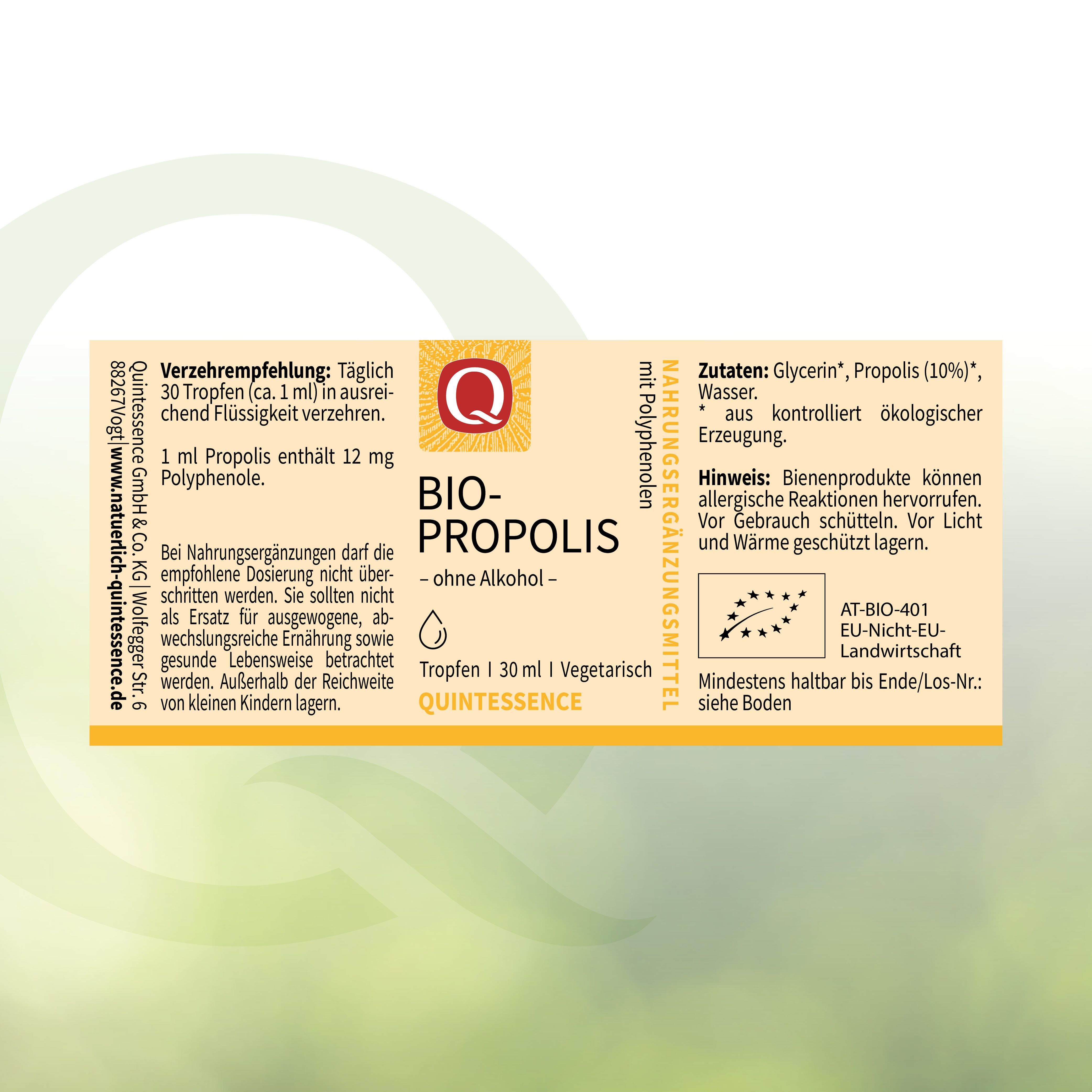 Nahaufnahme einer Flasche BIO-PROPOLIS. Etikett mit Informationen. Text: BIO-PROPOLIS, ohne Alkohol. Bio-Siegel.