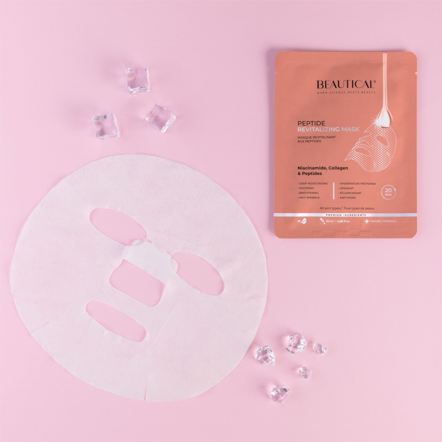 Beautical Peptid-Revitalisierungsmaske. Maske und Verpackung auf rosa Untergrund. Eiswürfel. Text: Niacinamid, Kollagen & Peptide.