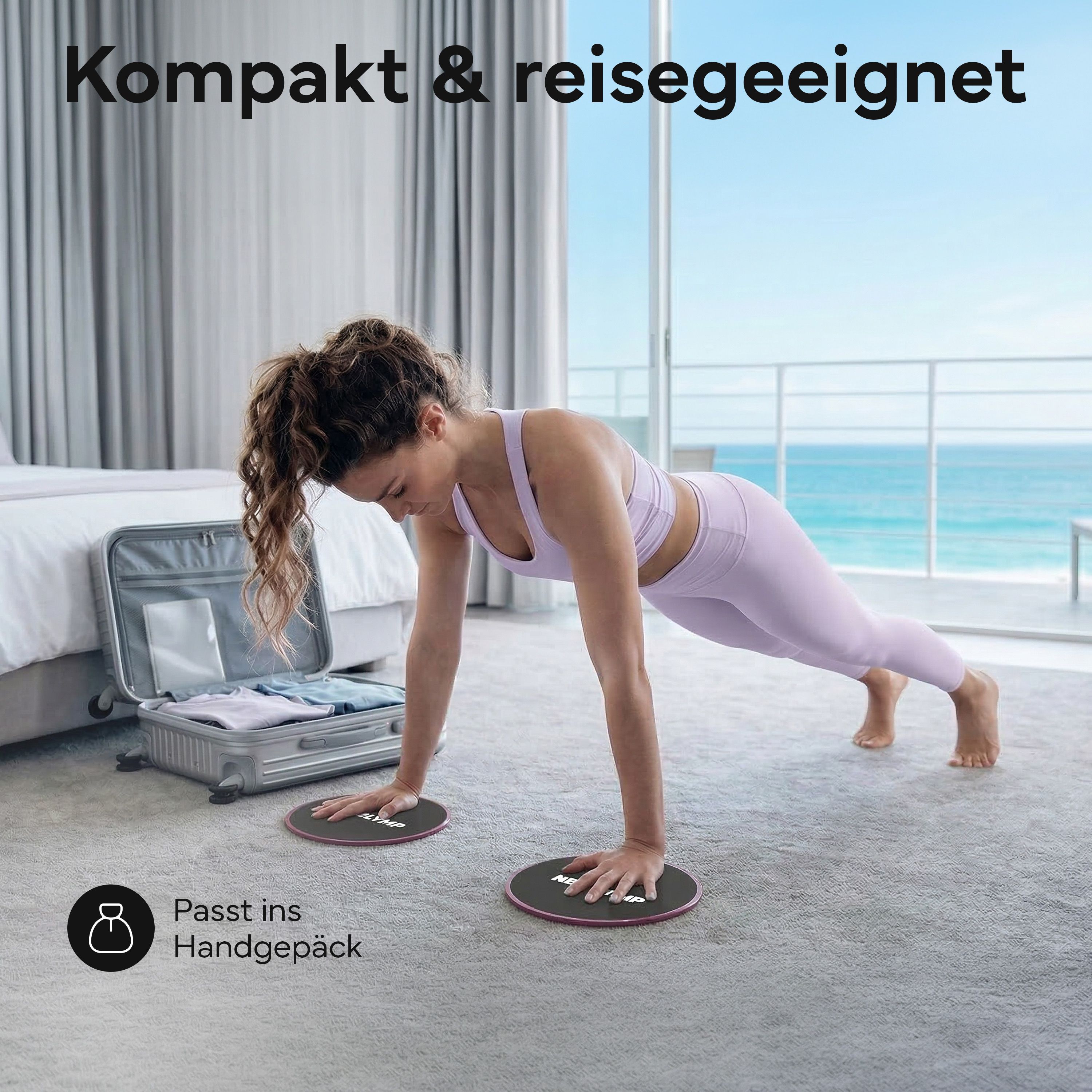 Frau in Liegestützposition mit violetten Pilates-Slidern, die Kompaktheit und Reiseeignung demonstrieren.