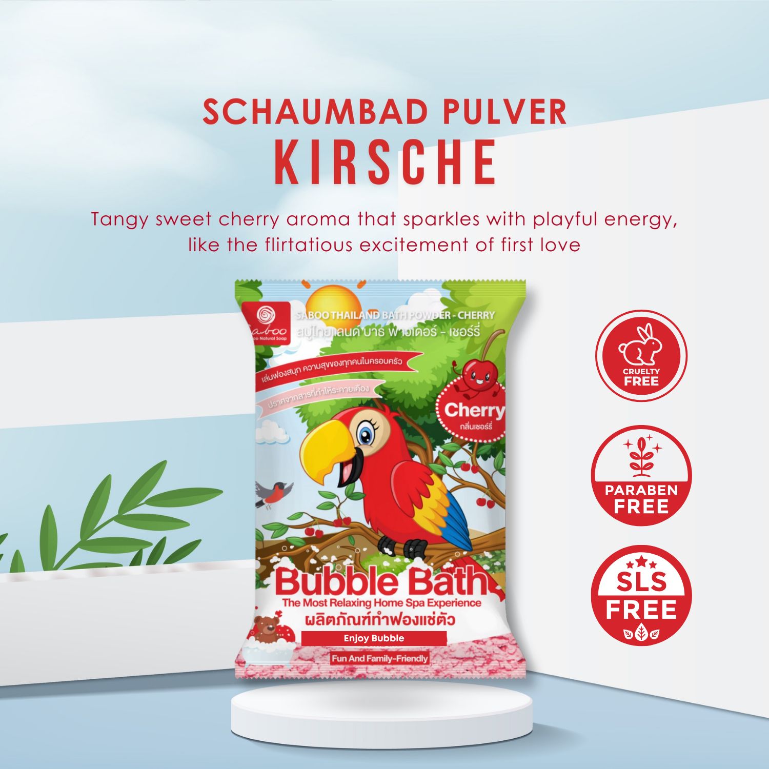 Verpackung mit Kirsch-Badeschaumpulver. Logo: Saboo. Text: Schaumbad Pulver Kirsche. Siegel: Cruelty Free, Paraben Free, SLS Free.