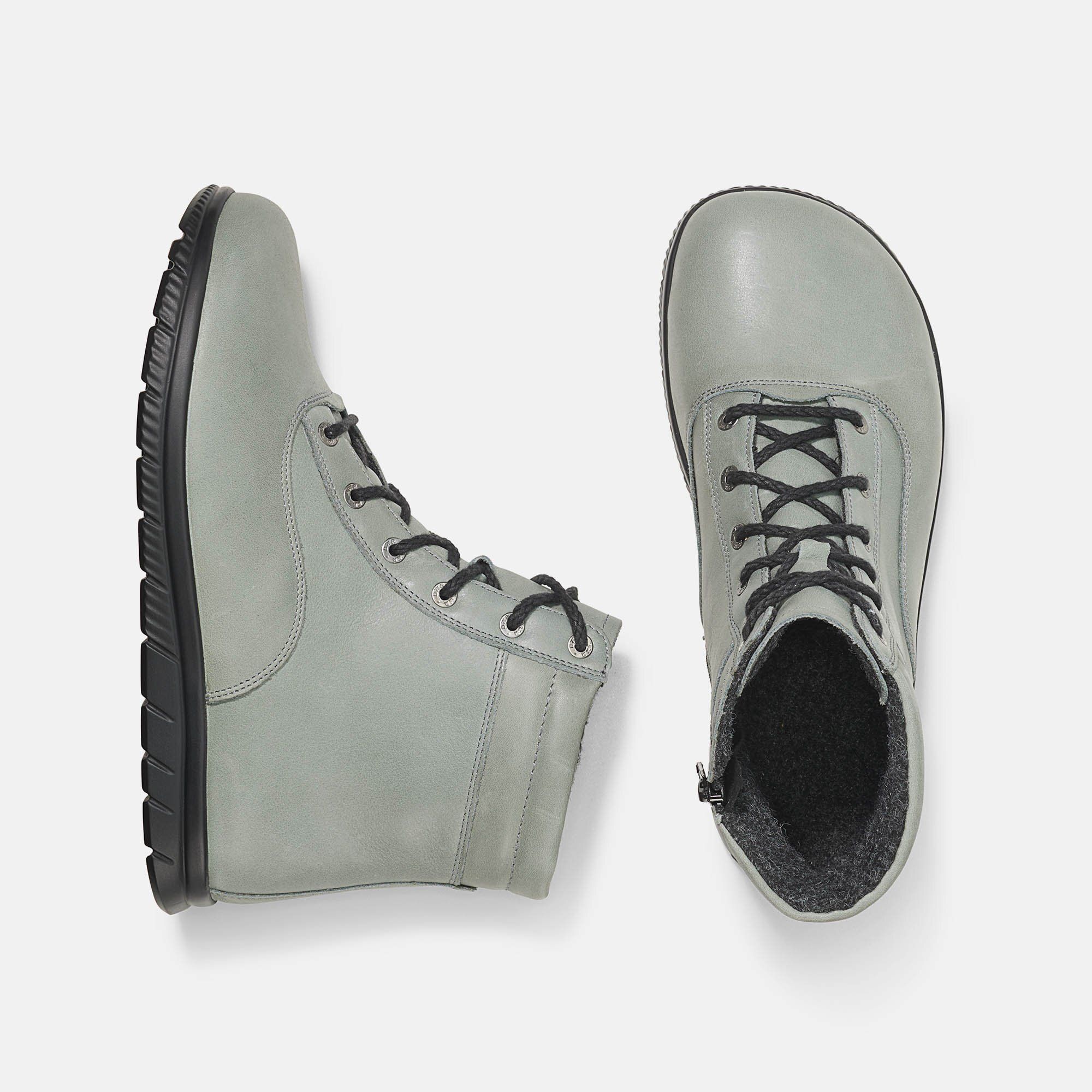 Zwei graue Stiefeletten. Eine von der Seite, eine von oben. Schwarze Sohlen und Schnürung. Innenfutter sichtbar.