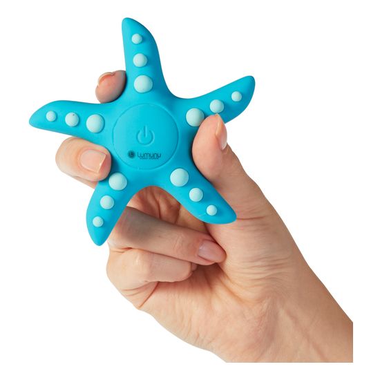 Türkisfarbener Auflegevibrator in Seesternform, gehalten von einer Hand. Knöpfe und Ein-/Ausschalter.