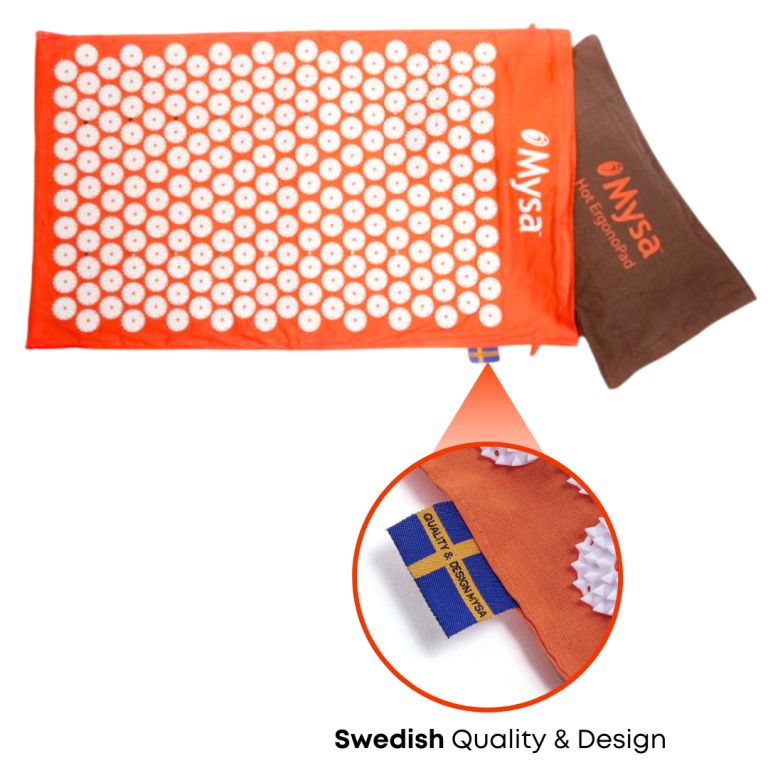 Orangefarbene Akupressurmatte mit weißem Noppenmuster und braunem Kissen. Text: Mysa, Hot ErgonoPad, Swedish Quality & Design.