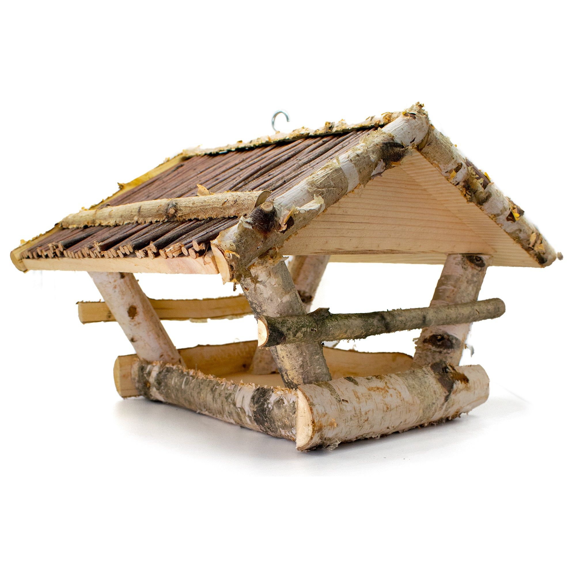Vogelhaus mit Weidendach. Holzkonstruktion mit Dach, Seitenwänden und Sitzstangen. Aufhängung aus Metall.