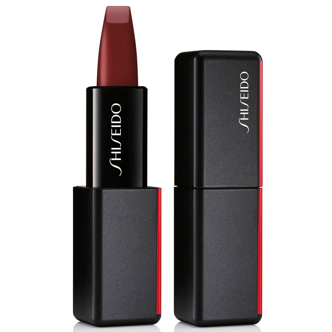 Shiseido Modernmatte Powder Lipstick. Schwarzer, rechteckiger Lippenstift mit roter Akzentlinie. Geöffnet, Stift in Burgunderrot.