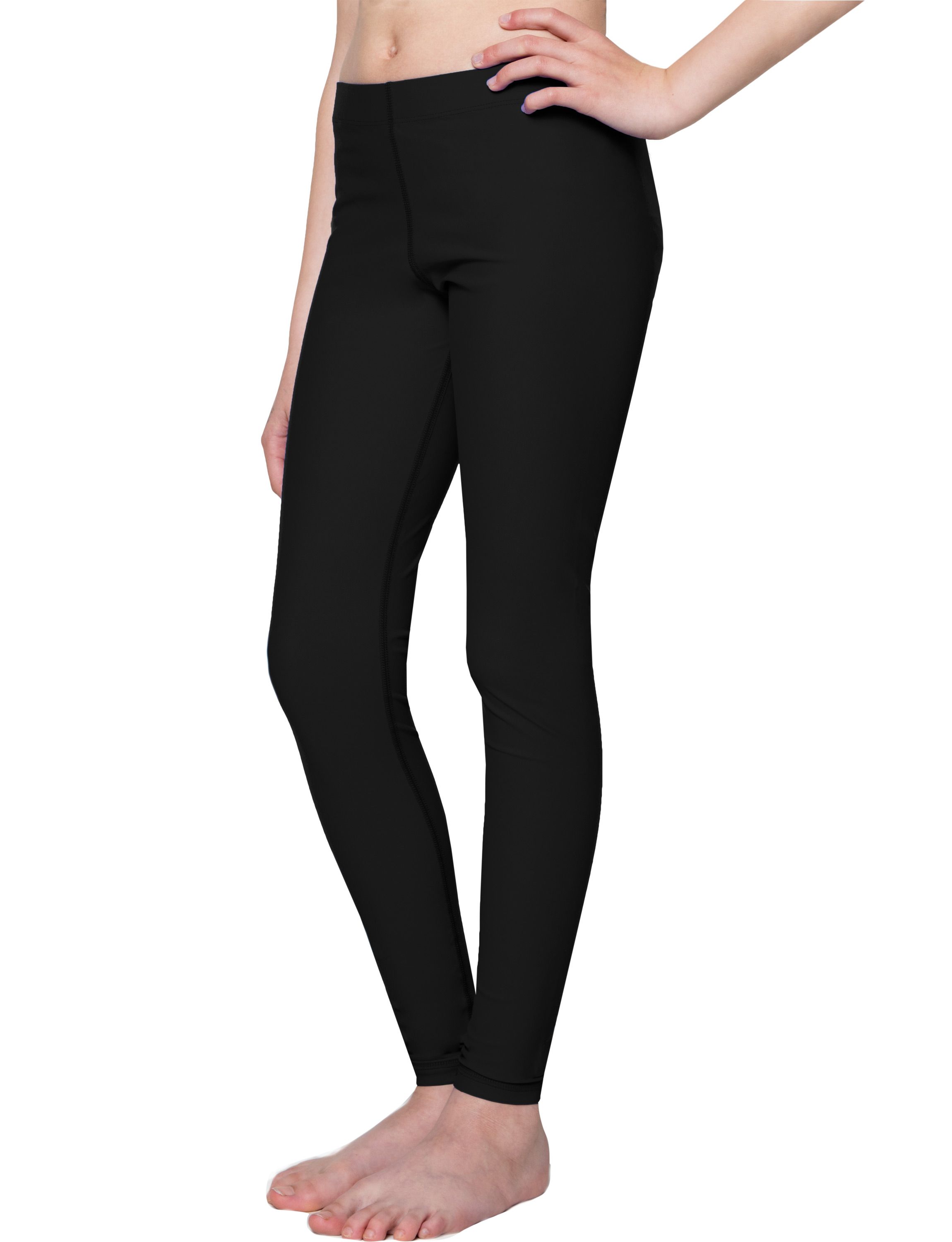 Schwarze Leggings. Kind trägt die Leggings. Blick von der Seite.
