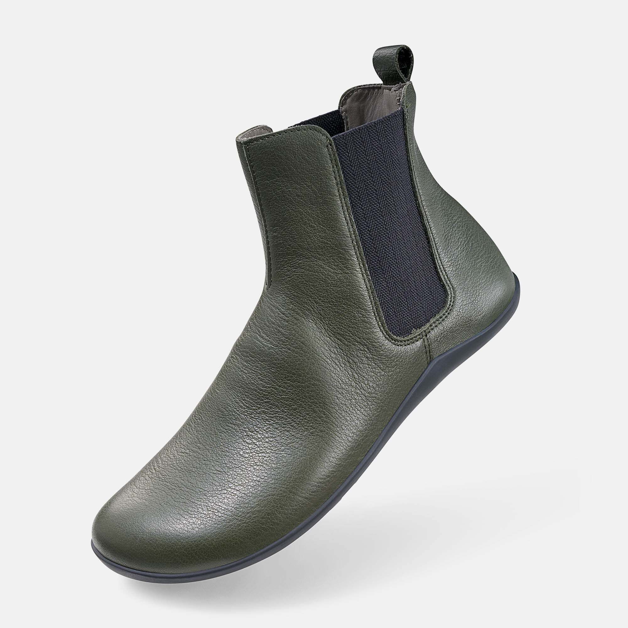 Grüner Chelsea-Stiefel aus Leder mit elastischen Seiteneinsätzen.