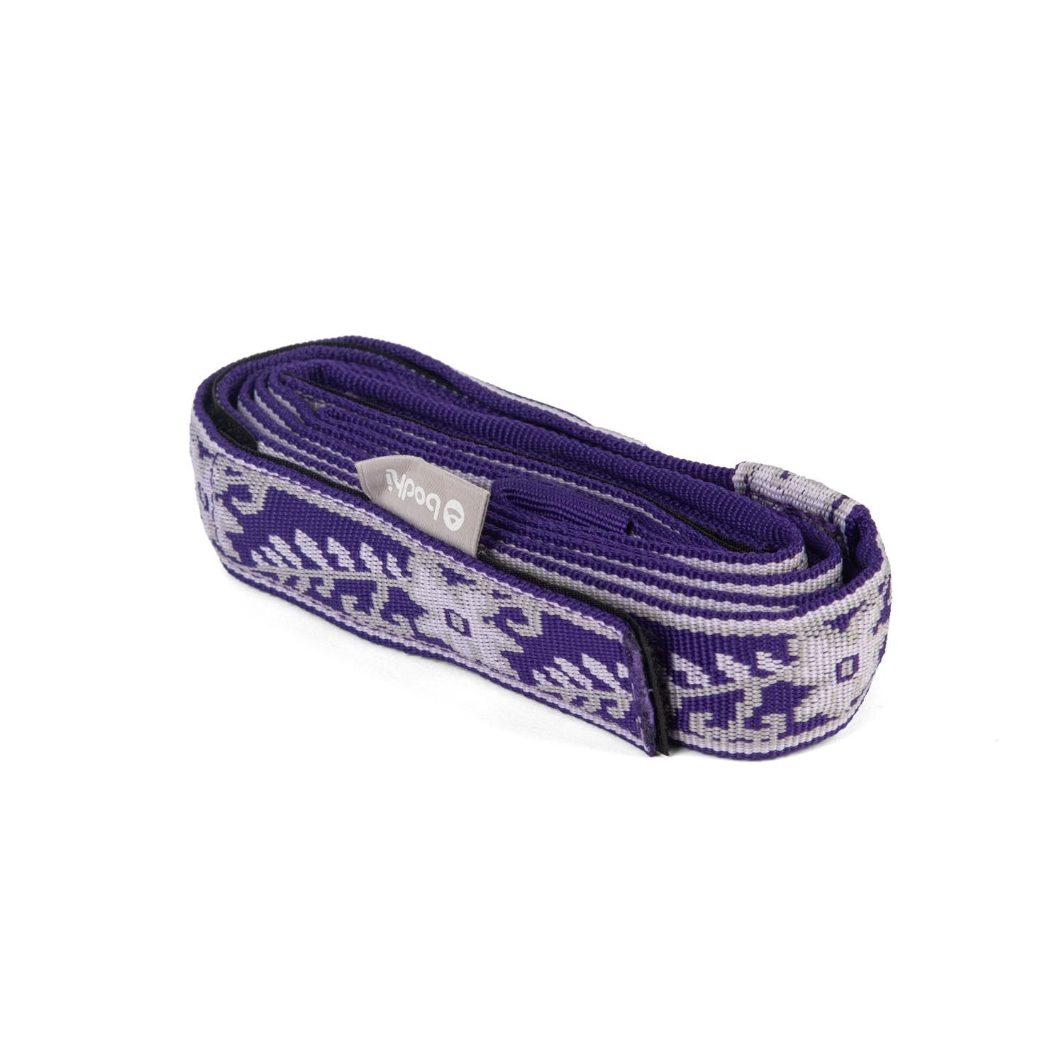 Lila Yogamatten-Tragegurt mit Muster. Gewebtes Band mit Logo. Aufgerollt.