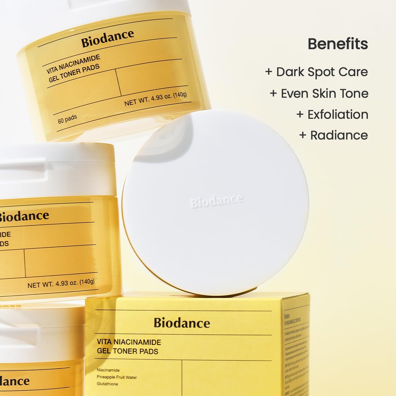 Mehrere Behälter mit gelbem Toner. Aufschrift: Biodance, Vita Niacinamide Gel Toner Pads. Netto-Gewicht 4.93 oz (140g).