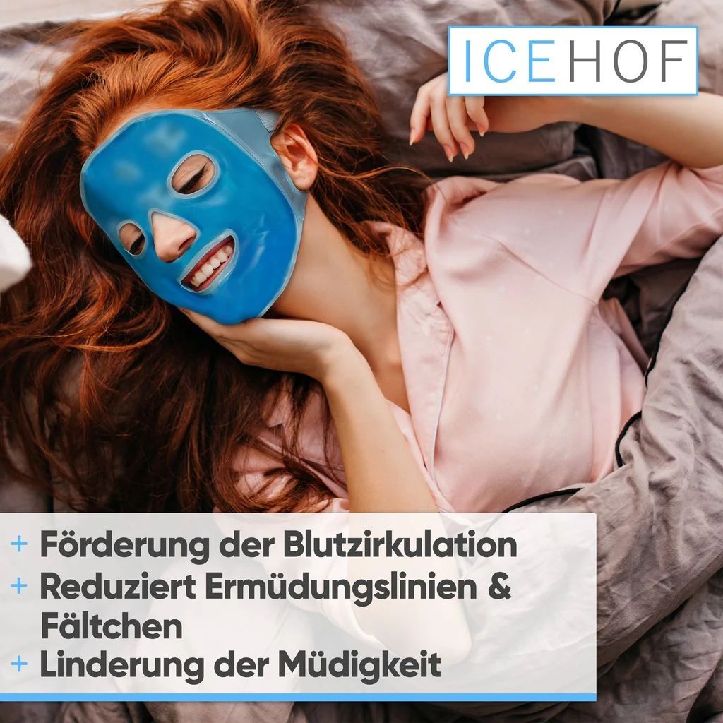 Frau mit blauer ICEHOF Kühlmaske im Bett, zur Förderung der Blutzirkulation.
