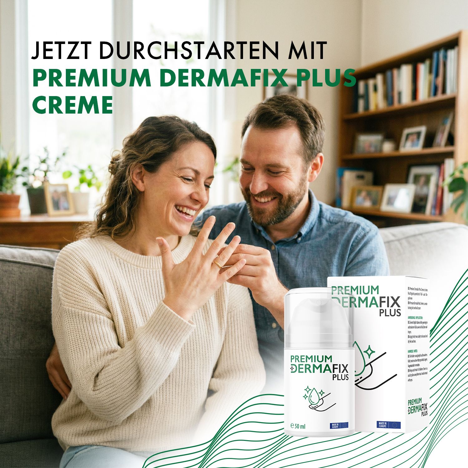 Paar lacht. Aufschrift: PREMIUM DERMAFIX PLUS CREME. Creme-Spender und Verpackung. Enthält 50 ml. Made in Europe. Hintergrund: Wohnzimmer.