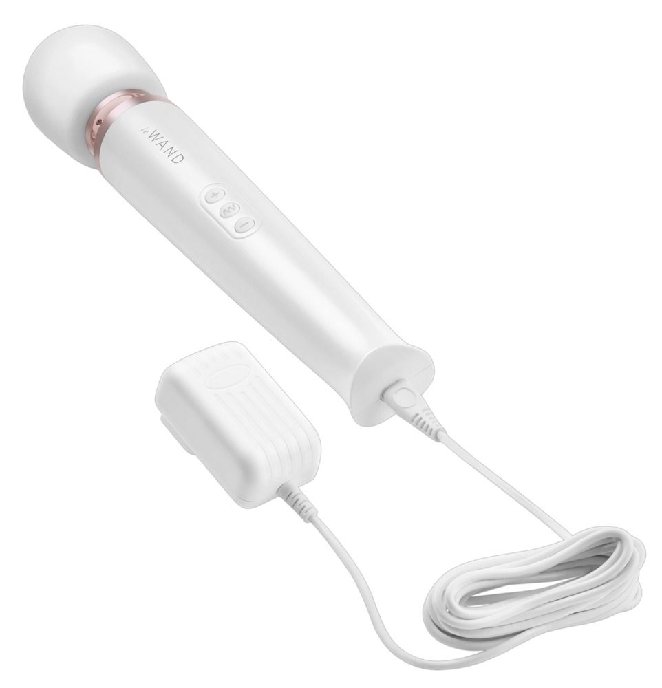 Weißes Massagegerät mit abgerundetem Kopf und drei Knöpfen. Mit Netzteil und Kabel.
